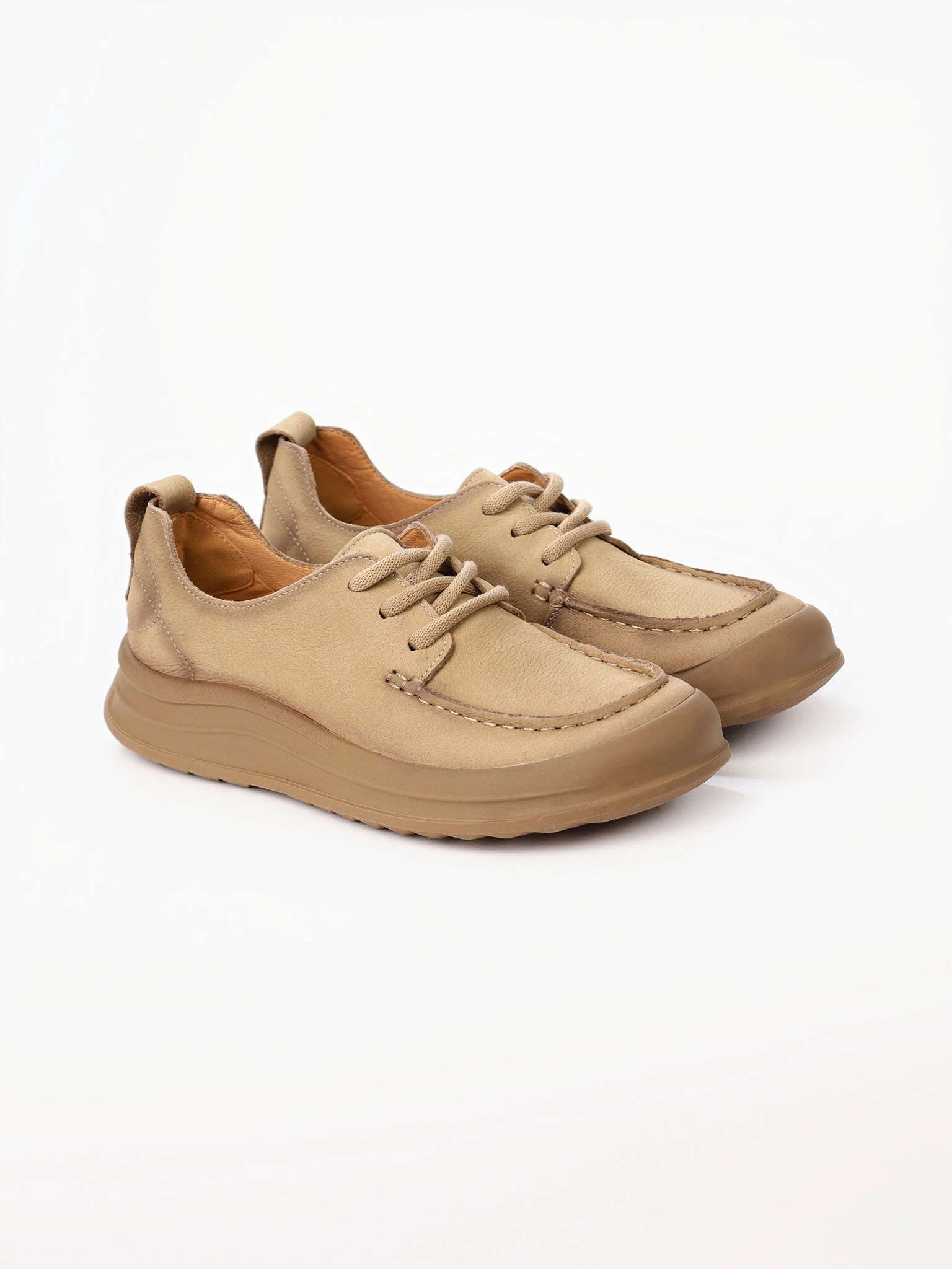 Лоферы бежевого цвета из натурального нубука на низкой подошве